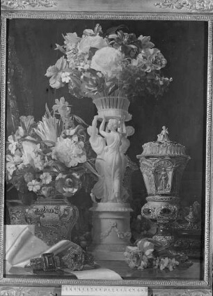 Blumenstrauß mit Silbergefäßen und antiker Vase