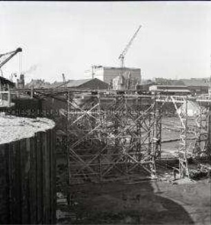 Baustelle zur Errichtung eines Großbunkers für deutsche U-Boote an der französischen Atlantikküste