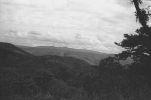 Landschaft südlich des Lukumburu : Blick in ein Tal. Landschaft südlich des Lukumburu