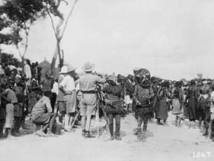 Belgisch-Kongo (heute: Demokratische Republik Kongo). Expeditionsmitglieder filmen maskierte Tanzende, 15. Dezember 1931