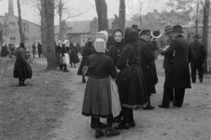 Frauen in Schleifer Kirchgangstracht in Schleife. : Žony w Slepjanskej kemšacej drasće w Slepom.