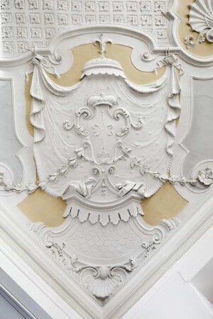 Decke der Kantine — Vier Eckkartuschen mit den Initialen A und A (Albertine Agnes) — Kartusche (Ornament)