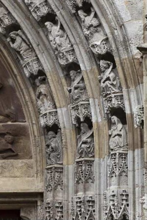 Südportal mit reichem Figurenprogramm — Engel, Apostel, Kirchenväter, Propheten und Sibyllen — Rechte Archivolten