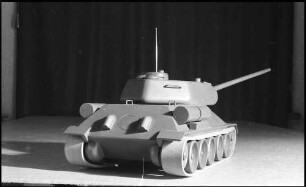 Freiburg: Holzspielzeug, Tank T 34 Modell, von oben