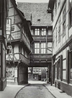 Hildesheim, Zuckerhut : Hildesheim. Links: "Umgestülpter Zuckerhut" rechts davon: Rückseite des "Pfeilerhauses