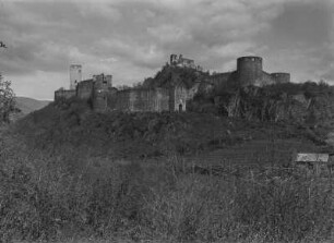 Schloss Sigmundskron : Blick auf über Apfelbäume auf die Burg "Schloss Sigmundskron"
