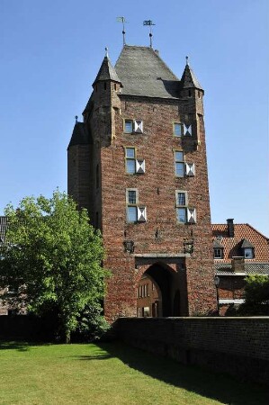 Klever Tor 10 : Das ab1393 erbaute Klever Tor war einst Teil der Stadtbefestigung. Aufgenommen in Xanten am 31. August 2009. Foto Uwe Gerig