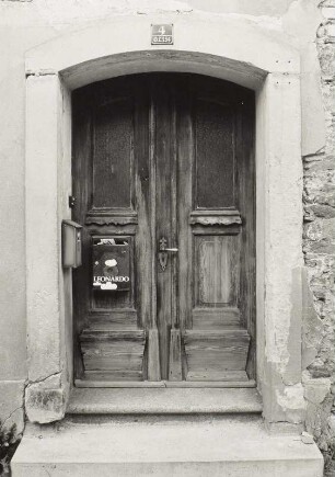 Radeburg, Wohnhaus : Radeburg. Wohnhaus mit Laden. Carolinenstraße 4/Ecke Meißner Straße. Bezeichnet 1847. Portal