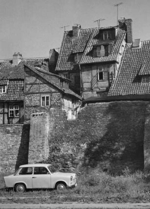 Stralsund. Stadtmauer? mit Trabant, dahinter Wohnhäuser