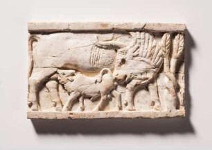 Elfenbeinrelief: "Kuh mit Kalb"