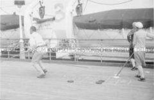 Passagiere an Deck des Hochseepassagierdampfers "Bremen", Bordshuffle spielend