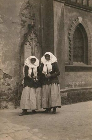 Wittichenau, Kirchgängerinnen in Tracht