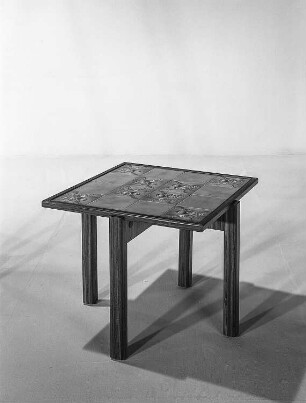 Klubtisch : Ribnitz-Damgarten. VEB Möbelkombinat Ribnitz-Damgarten. Hausmesse, 1986. Klubtisch. Holz, folienbeschichtet in Nußbaumholzoptik, Fliesen (1986; VEB Möbelwerk Plau)