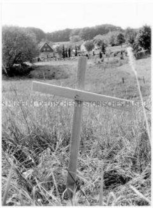 Holzkreuz auf einer Wiese (Altersgruppe 14-17)