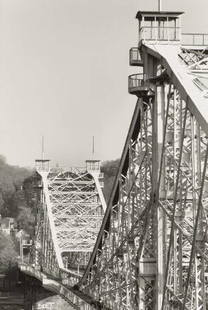 Loschwitzer Brücke ("Blaues Wunder") : Loschwitzer Brücke ("Blaues Wunder"). Blick vom Wohn- und Geschäftshaus, Schillerplatz 11, in Blasewitz über die Elbe gegen Loschwitz