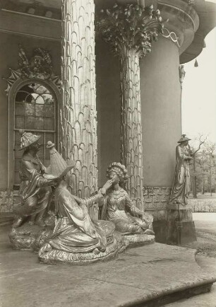 Potsdam, Park Sanssouci. Chinesisches Teehaus (1754-1756; J. G. Büring). S-Vorhalle (Teilansicht) mit Gruppe der Melonenesser (1755/1756; J. P. Benkert), Palmbäumen (1755/1756; M. Kambly, M. Müller) und Statue Klarinettenspieler (1755/1756; G. Heymüller)
