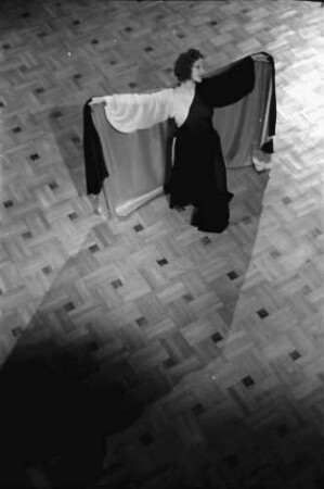 Bukarest: Colorado: Mady im Abendkleid, schwarz-weiß, von oben gesehen