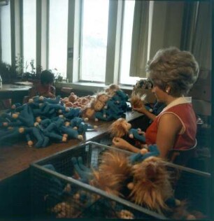 Nürnberg. Spielzeugherstellung. Arbeiterin bei der Qualitätskontrolle von Puppen