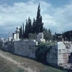 Athen. Kerameikós-Friedhof. Südseite der Gräberstraße mit den Familiengräbern des späten [. Beschriftung endet]. P5