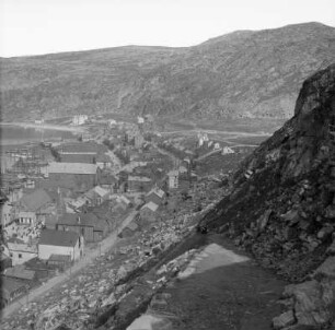 Hammerfest, Norwegen. Blick von einem Plateau am Berghang auf Ort und Hafen