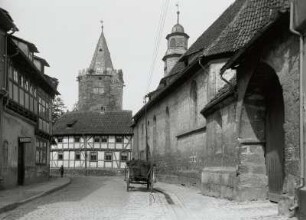 Mühlhausen, Holzstraße : Mühlhausen. Holzstraße mit Hospitalkirche St. Antonii. Blick nach Westen zum Rabenturm