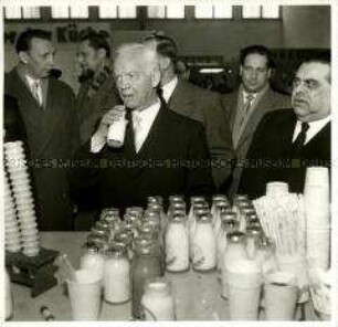 Minister Heinrich Lübke am Stand der Milchwerbung auf der "Grünen Woche"