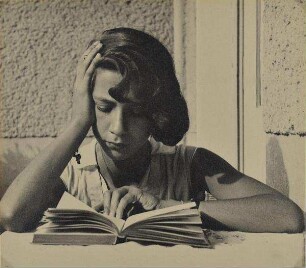 Tanja Jasny, die Schwester der Photographin, in der Wohnung ihrer Mutter in Berlin