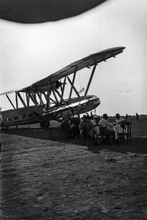 Verkehrsflugzeug : Das Verkehrsflugzeug "Hannibal" auf einem Flugfeld bei Kosti. Im Schatten der Flügel wird gefrühstükt.
