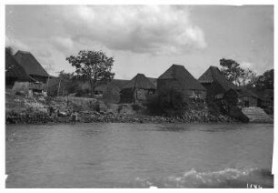 Bei Manila (Philippinen). Blick über den Pasig auf Stelzenhäuser der Einheimischen (Nipa-Hütten) am Ufer