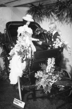 Freiburg: Stadthalle, Blumen- und Gartenausstellung, Modepuppe und Blumen, Blumen Döring, Freiburg