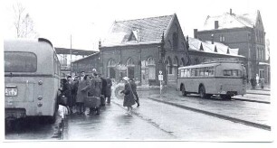 Bahnhofsvorplatz mit Postbussen. Detmold