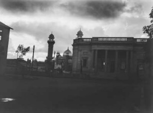 Die McMillan Library : Frontansicht der McMillan Library in Nairobi. Dahinter eine Moschee