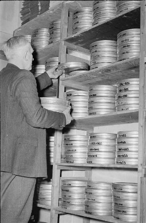 DEFA-Studio für Synchronisation in Berlin-Johannisthal. Mitarbeiter im Tonarchiv