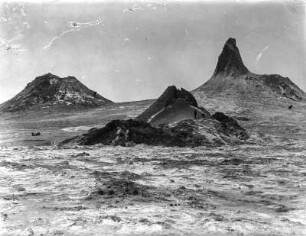Im Krater des Vulkans Ol Doinyo Lengai : Blick auf die drei Ausbruchskegel im Krater des Vulkans Ol Doinyo Lengai