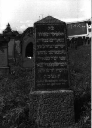Grabstein 1114 (Index: 100104191) Material: Granit Zustand: gut erhalten Maße HxBxT: 134x41x14 cm Beschreibung: Obelisk: Grabstein 1114