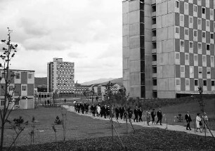 Freiburg: Studentensiedlung, Einweihungsfeier; Rundgang der Ehrengäste zum Gästehaus