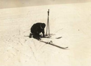 Skischule. Falsches Anschnallen der Skier