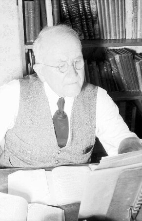 Wittenweiler: Missionar [Adolf] Vielhauer, Portrait am Arbeitstisch