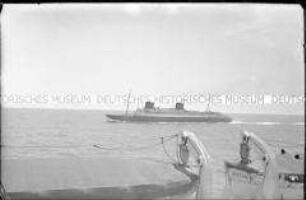 Blick vom Deck des Hochseepassagierdampfers "Bremen" auf den vorbeifahrenden Hochseepassagierdampfer "Europa", im Vordergrund die Rettungsboote der "Bremen"