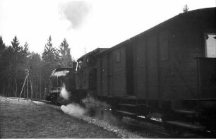 Diesellok V 82 und Dampflok 15, 313/ 308 b, Strecke Neufra - Gammertingen, Oberlokheizer Fabian Eisele (1910 - 1973), bald ist der Scheitelpunkt erreicht