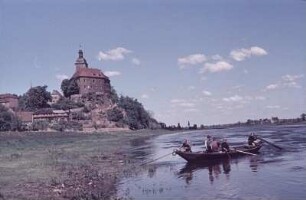 Hirschstein. Blick nach Neuhirschstein mit Schloss, Ruderboot auf der Elbe
