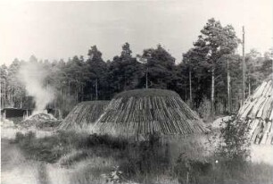 Holzkohlenherstellung in Rietschen, Aufbau eines Meilers : Handwerkstechniken - Kohlen- und Pechbrennerei. Ort: Rěčicy / Rietschen. Meiler im Bau.