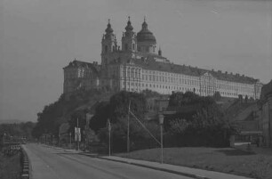 Melk: Stift, von der Straße
