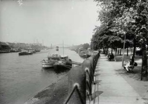 Magdeburg, Strom-Elbe : Magdeburg. Strom-Elbe nördlich der Strombrücke mit Ausschiffungsplätzen am Altstädter Ufer und Promenade am rechten Ufer (Werder). Im Vordergrund Landungsbrücke mit Fahrgastdampfer