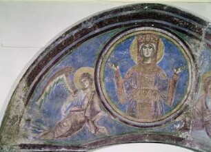 Westportal mit der Darstellung des Erzengels Michael und Maria Regina — Maria regina im Medaillon, getragen von zwei Engeln