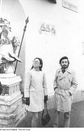 Paar, aufgenommen in einer Ausstellung außerhalb Deutschlands