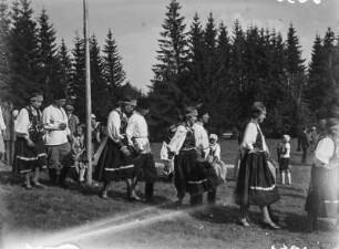 Fest in Trachten : Blick auf eine Reihe von Männern und Frauen in slowakischer Tracht.