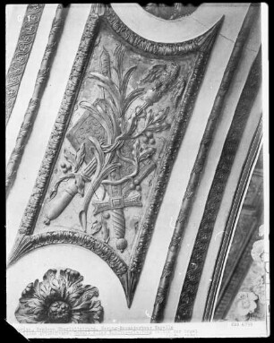 Innendekoration der Schlosskapelle — Wanddekoration der Schlosskapelle — Zepter und Schwert