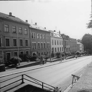 Treuen, Kreis Auerbach. Friedensstraße. Wohn-und Geschäftshäuser von der Kinderkrippe aus gesehen