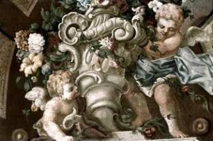 Putti mit einer Blumenvase